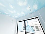 天井に穴の開いたパーツを設置し、その穴にポールを差し込んで使用する室内物干しです。