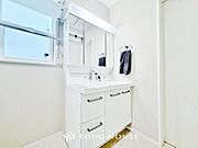シンプルだからこそ使いやすい。スタンダードなデザインの洗面ボウルは清潔感あるオフホワイトです。