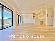 生活動線が確保されたリビングには陽光が降り注ぎ、自然とみんなが集まる空間へと仕上がっております。