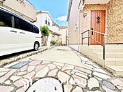 ゆったりとした駐車スペースを確保いたしましたので、大きめのお車でも駐車可能です。