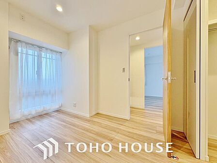 シンプルなお部屋は家具やファブリックが合わせやすいです。季節毎に模様替えをするのもいいですね。