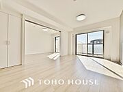 家族が自然と集まる明るいリビング。広々とした空間で豊かな時間をお過ごしください。