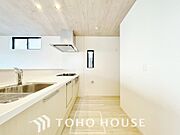 大型の冷蔵庫やレンジボードもしっかり置ける広々としたキッチンスペース。