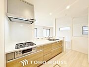 夫婦そろってキッチンに立っても調理がしやすく余裕の広さ。家事をしながら会話も弾みます。