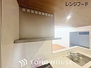 流行りのスリムタイプレンジフード。スタイリッシュな見た目はインテリアとしても高い人気がある型です。