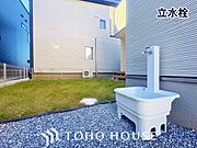 洗車の手入れや外回りのお掃除の際など、あると便利な外水栓がございます。
