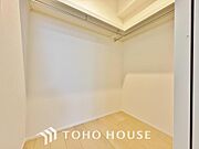 建物内部の収納には拘りました。共有部分に設けた収納。お荷物が多い方にも安心です。