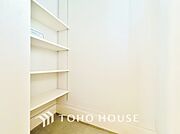シューズインクローク。土足のまま入れるので、ゴルフバックやお子様のスポーツ用品などをそのまま収納。