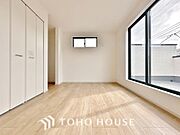 シンプルなお部屋は家具やファブリックが合わせやすいです。季節毎に模様替えをするのもいいですね。