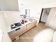 作業しやすいゆとりあるシステムキッチン。シンプルな配色で飽きずに使い続けることができます。