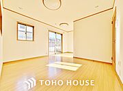床をフローリングにすることで、お洒落かつ木目の温かみを感じる落ち着いた空間へと仕上げる事ができます。