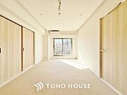 ご家族の集うリビングは明るいクロスとバルコニーから入る光で会話が弾む憩いの場。