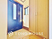 人を迎え入れる最初の場所だからこそ、清潔感がある空間にして頂ける様シューズボックスを設置しました。