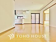 生活動線が確保されたリビングには陽光が降り注ぎ、自然とみんなが集まる空間へと仕上がっております。