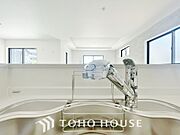 ワンタッチで浄水と原水と切り替えできる、見た目にもスマートな浄水器一体型の水栓。