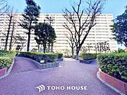 敷地内には緑が多くここに住まう方の心と体に嬉しい住環境です。風になびく木々と温かな木漏れ日を感じて…