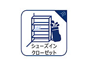 土足のまま入れるので、ゴルフバックなどがそのまま収納可能。散らかりがちな玄関をすっきりと保てます。