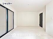防犯機能のシャッターを完備しております。女性のチカラでも開閉が可能ですのでラクラクな所も便利です。