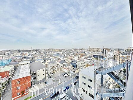 星空が地上に映りこむかのような夜景のきらめきまで、この街ならではの美しい風景の物語が室内に展開。