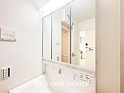 身だしなみのチェックがしやすい大きな鏡、下には収納がたっぷり。スッキリとした空間を演出いたします。
