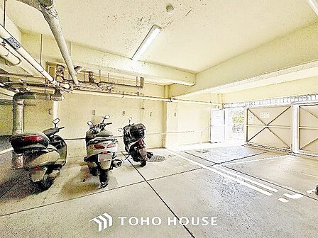 敷地内にバイク置き場があることで、防犯対策にもなりますね。