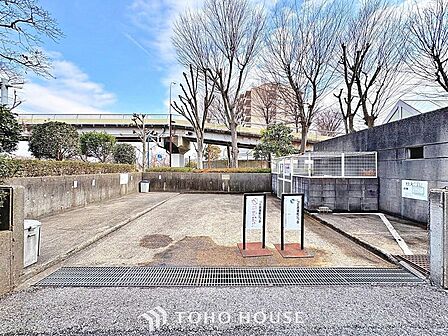敷地内にある為、ごみ出しが短時間で済みます。外部の人にごみを見られることもないので防犯面も安心です。