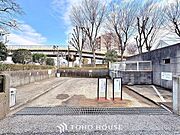 敷地内にある為、ごみ出しが短時間で済みます。外部の人にごみを見られることもないので防犯面も安心です。