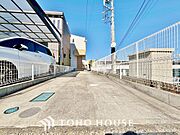 本邸宅は、2台の駐車スペースを確保しております。昨今ワンボックスカーの需要が多くなっている中、これだけの広さがあれば、駐車にも困らずストレスにもならないですね。