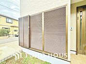 雨戸を閉めることで物理的に防犯性を高めたり、防寒や遮光、防音の効果もあります。