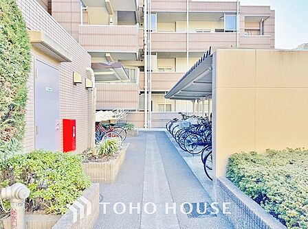 広さがしっかり確保された敷地内駐輪場。かさ張る自転車も安心して停めることができます。