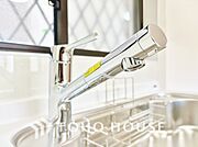 ワンタッチで浄水と原水と切り替えできる、見た目にもスマートな浄水器一体型の水栓。
