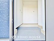 毎日みんなを見送り、そして迎え入れる場所だから。帰りたくなる家をテーマに設計した、自慢の玄関です。