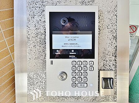集合住宅のエントランスには住戸内部と通話できるモニター付きのインターホンが設置されています。