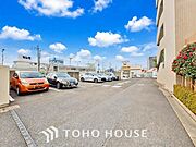 敷地内駐車場。（空き状況、料金等はお気軽にお問い合わせください。）