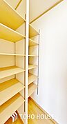 建物内部の収納には拘りました。共有部分に設けた収納。お荷物が多い方にも安心です。※AI加工家具削除済み