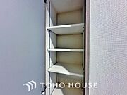 人を迎え入れる最初の場所だからこそ、清潔感が大事。可動棚のあるシューズボックスを設置しました。