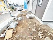 リビングの窓先に緑を感じる生活が贅沢に感じる世の中です。ガーデニングで癒しの空間を。