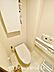 トイレ：清潔感のあるホワイト色のタンクレストイレ。実用性も兼ね備えた造りです。いつも清潔な空間であって頂けるよう配慮しました。