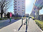 敷地内に公園があると、お子様が遊びたい時にすぐ行く事ができ便利です。