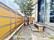 白い砂利が敷き詰められたプライベートガーデン。シンボルツリーの緑が心地よく、家族で季節の移ろいを感じられます。ベンチで読書やガーデニングを楽しみ、穏やかな時間が流れる空間です。