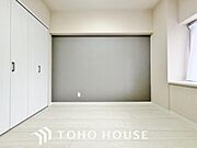 明るい色のフローリングと白いクロスが光を反射して更なる採光を生みます。