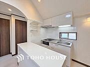 壁付キッチンを採用し、空間を広く有効活用。ダイニングとの距離感もちょうどよく、配膳や片付けもスムーズです。リビングを広く使いたい方におすすめの間取り設計。家具配置の自由度も高く、暮らしやすさを感じられ