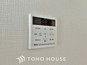 お風呂場と台所に操作リモコンが設置され、給湯リモコンは家事の最中でもボタン一つで簡単に沸かせます。