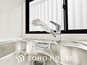 ワンタッチで浄水と原水と切り替えできる、見た目にもスマートな浄水器一体型の水栓。