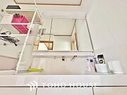 シンプルだからこそ使いやすい。スタンダードなデザインの洗面ボウルは清潔感あるオフホワイトです。