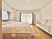 清潔感あるホワイトの壁紙。毎日の生活を少しでも快適に過ごして頂ける様、飽きのこない雰囲気が大切です。