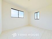 シンプルなお部屋は家具やファブリックが合わせやすいです。季節毎に模様替えをするのもいいですね。