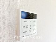 お風呂場と台所に操作リモコンが設置され、給湯リモコンは家事の最中でもボタン一つで簡単に沸かせます。