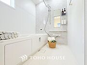 一日の疲れを癒すための心地よいバスタイムを演出する浴室はゆとりあるサイズを採用。