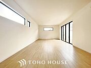 生活動線が確保されたリビングには陽光が降り注ぎ、自然とみんなが集まる空間へと仕上がっております。